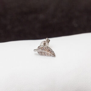 Orecchino oro bianco 18kt mono leaf zirconi