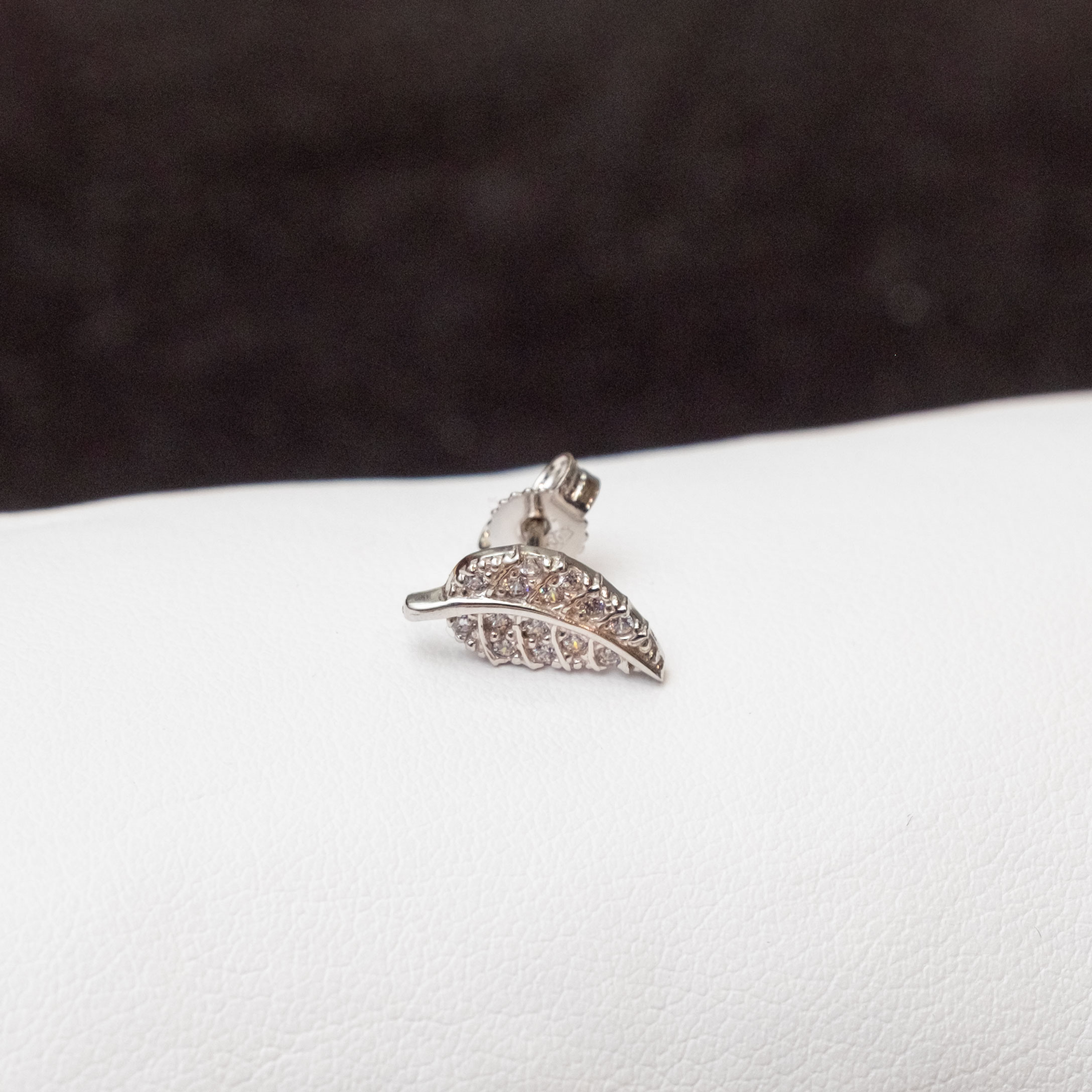 Orecchino oro bianco 18kt mono leaf zirconi