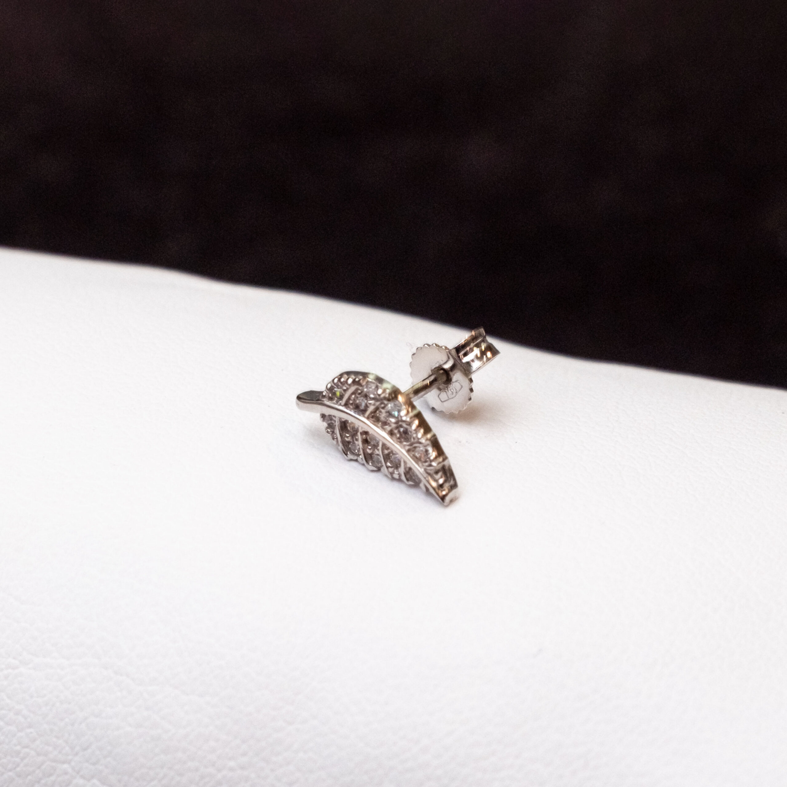 Orecchino artigianale oro bianco 18kt mono leaf zirconi - immagine 2