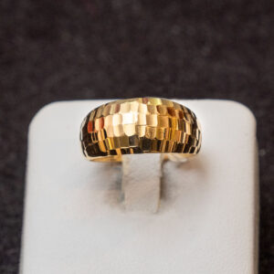 Anello a fascia goffrata in oro giallo
