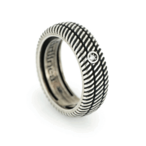 Anello uomo in argento brunito palladio e oro nero con texture rigata e diamante - Artlinea