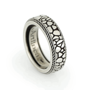 Anello uomo in argento brunito palladio e oro nero con texture basolata Artlinea