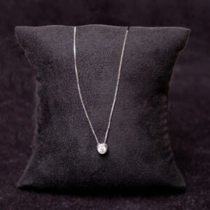 Collana con punto luce in diamante