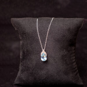 Collana in oro con ciondolo a goccia