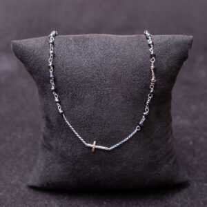 Collana simil rosario in oro bianco e pietre